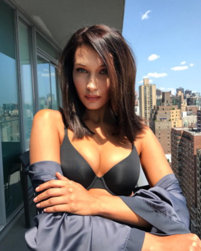 Atuendo transparente de Bella Hadid