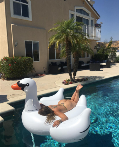 Niurka Marcos publica atrevidas fotos en piscina