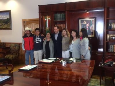 Eruviel apoya a familia migrante